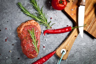 Sebze ve baharat gri masada çiğ et