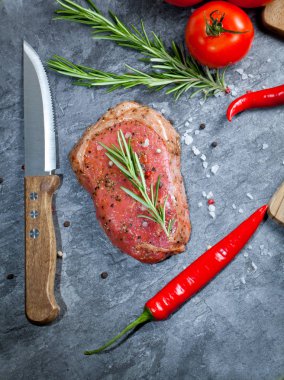 Sebze ve baharat gri masada çiğ et