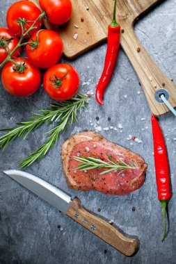 Sebze ve baharat gri masada çiğ et