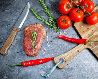 Sebze ve baharat gri masada çiğ et