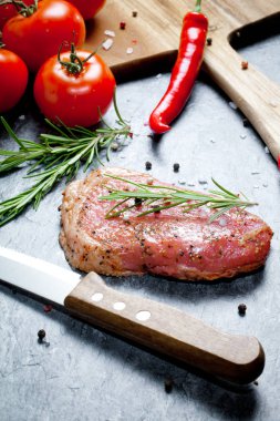 Sebze ve baharat gri masada çiğ et