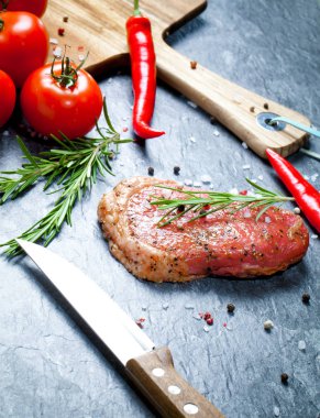 Sebze ve baharat gri masada çiğ et