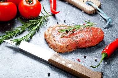 Sebze ve baharat gri masada çiğ et