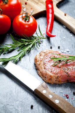 Sebze ve baharat gri masada çiğ et