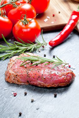 Biber biber, domates ve baharat ahşap tahta üzerinde çiğ et