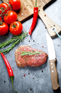 Sebze ve baharat gri masada çiğ et