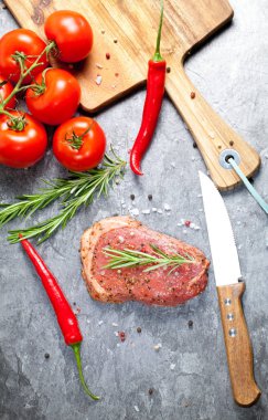 Sebze ve baharat gri masada çiğ et