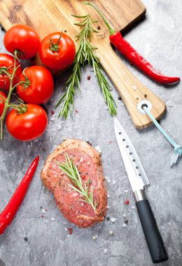 Sebze ve baharat gri masada çiğ et