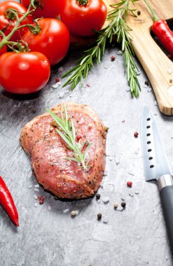 Sebze ve baharat gri masada çiğ et