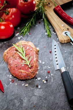 Sebze ve baharat gri masada çiğ et