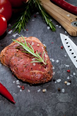 Sebze ve baharat gri masada çiğ et