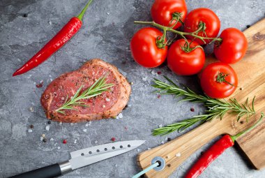 Sebze ve baharat gri masada çiğ et