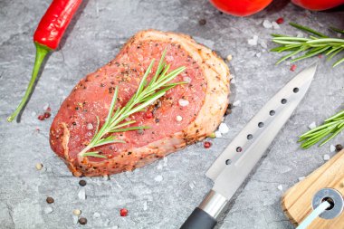 Sebze ve baharat gri masada çiğ et