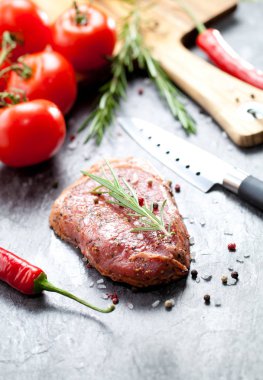 Sebze ve baharat gri masada çiğ et