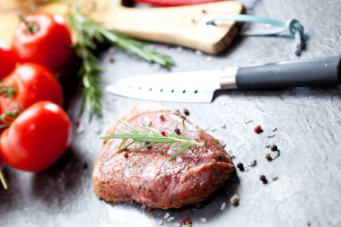 Sebze ve baharat gri masada çiğ et