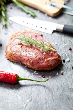 Sebze ve baharat gri masada çiğ et