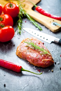 Sebze ve baharat gri masada çiğ et