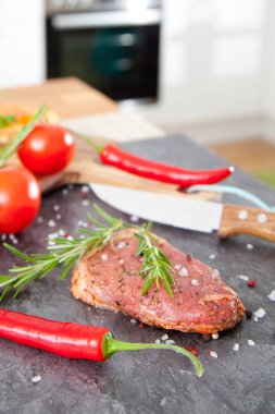 Sebze ve baharat gri masada çiğ et