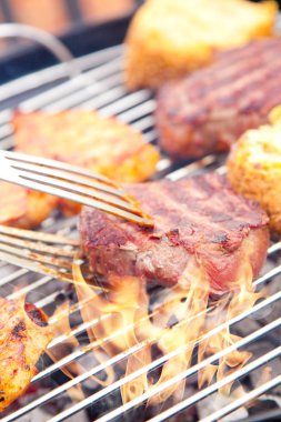 Kömür ızgara et ızgara görünümü kadar kapatın