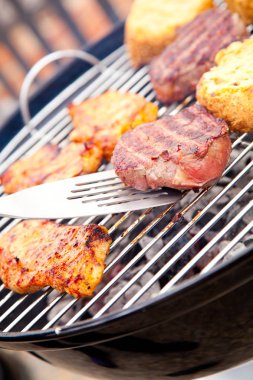 Kömür ızgara et ızgara görünümü kadar kapatın