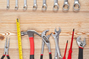 ahşap masa üzerinde çeşitli inşaat araçları üst görünümü, bakım konsepti