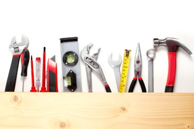 beyaz arka plan, bakım konsepti üzerinde çeşitli inşaat araçları üst görünümü