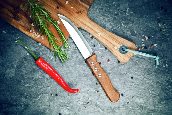 Красный Острый Перец Чили Специи Нож Деревянная Доска Сером Столе — стоковое фото