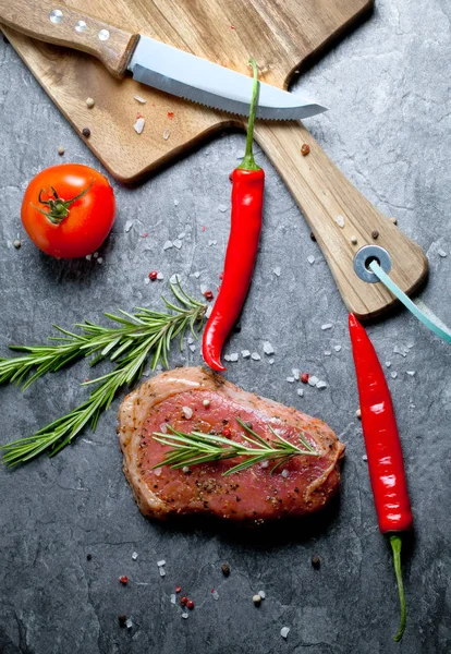 Sebze ve baharat gri masada çiğ et