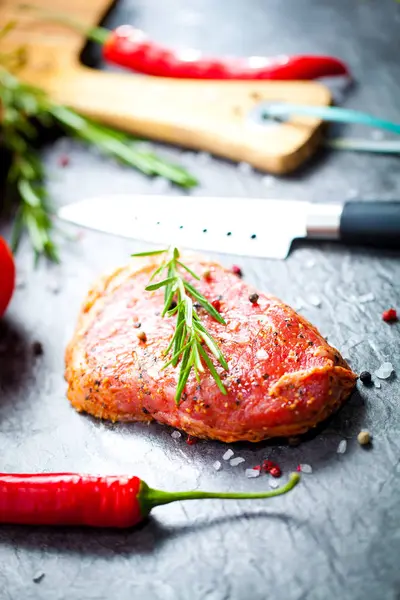 Sebze ve baharat gri masada çiğ et