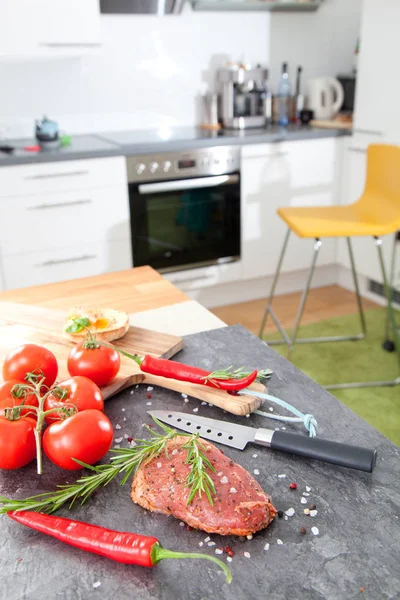 Rohes Fleisch Mit Gemüse Und Gewürzen Auf Grauem Tisch — Stockfoto