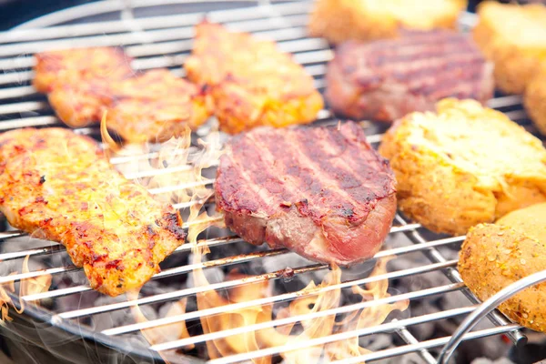 Close Van Het Grillen Van Vlees Houtskool Barbecue — Stockfoto