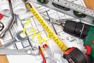 plan ve çeşitli inşaat araçlarının yakın çekim görünümü, bakım konsepti 