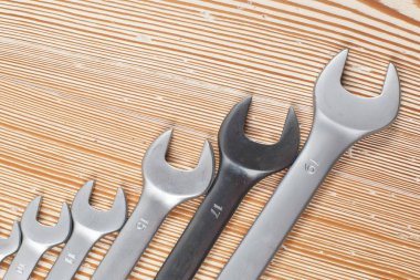 ahşap masa üzerinde çeşitli anahtarları üst görünümü, bakım konsepti