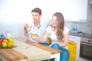 mutlu genç çift latte mutfak içme aşık 