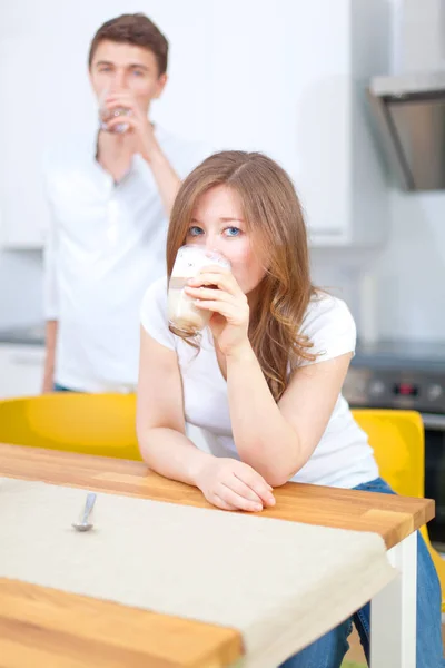 Gelukkig Jong Koppel Drinken Latte Koffie Keuken — Stockfoto