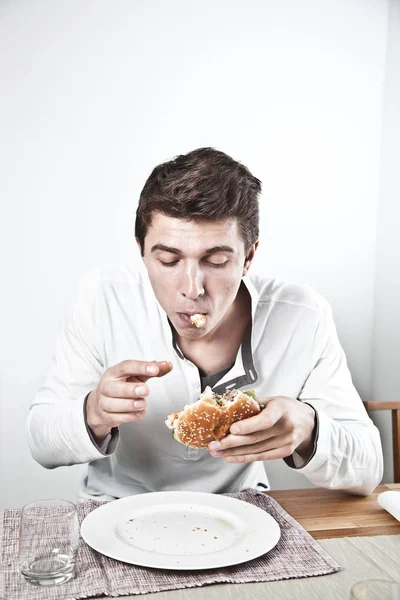 Knappe Jongeman Eten Heerlijke Sandwich Met Vlees Groenten — Stockfoto