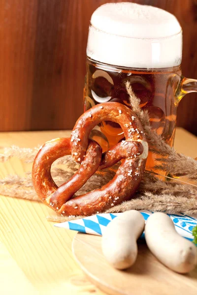 Caneca Cerveja Pretzel Salsichas Mesa Madeira — Fotografia de Stock