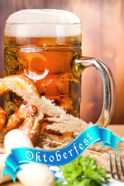 Caneca Cerveja Pretzel Salsichas Mesa Madeira — Fotografia de Stock