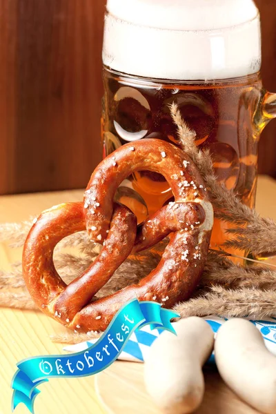 Caneca Cerveja Pretzel Salsichas Mesa Madeira — Fotografia de Stock