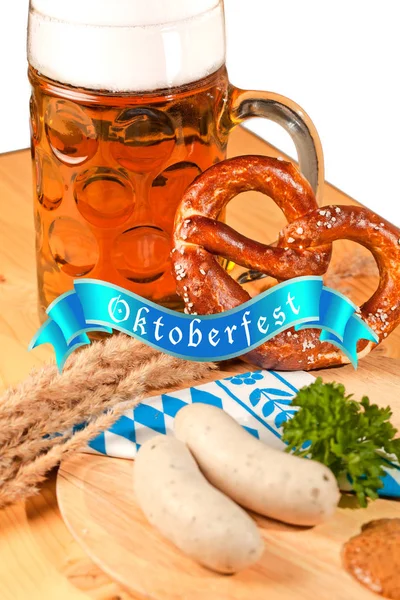 Taza Cerveza Pretzel Salchichas Sobre Mesa Madera —  Fotos de Stock