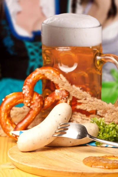 Caneca Cerveja Pretzel Salsichas Mesa Madeira — Fotografia de Stock