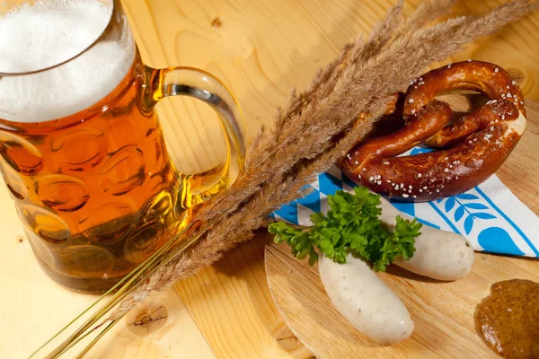 Bierkrug Brezel Und Würstchen Auf Holztisch — Stockfoto