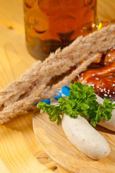 Taza Cerveza Pretzel Salchichas Sobre Mesa Madera — Foto de Stock