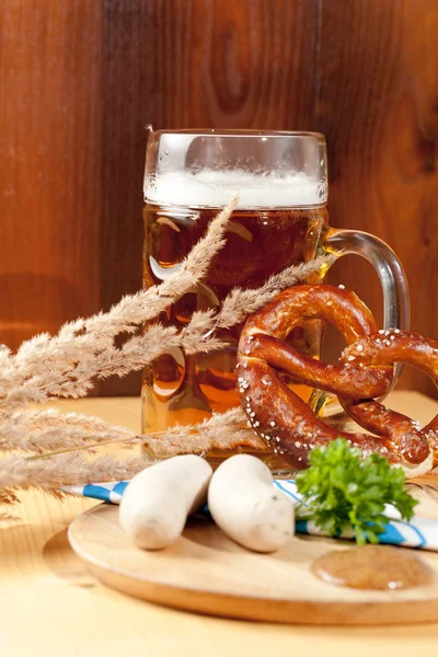 Bierkrug Brezel Und Würstchen Auf Holztisch — Stockfoto