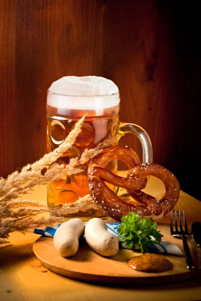Bierkrug Brezel Und Würstchen Auf Holztisch — Stockfoto