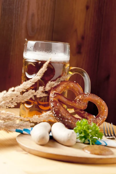 木桌上的啤酒 椒盐卷和香肠 — 图库照片
