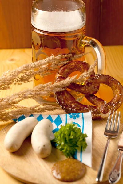 Bira, simit ve sosis ahşap masa üzerinde bir fincan