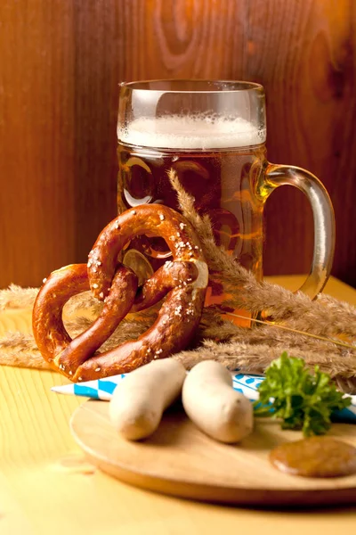 Bierkrug Brezel Und Würstchen Auf Holztisch — Stockfoto