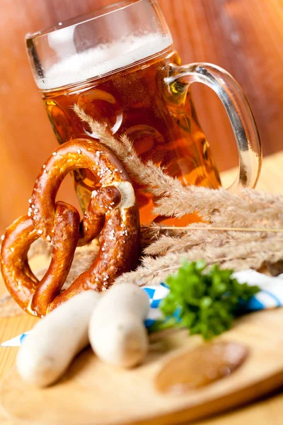 木桌上的啤酒 椒盐卷和香肠 — 图库照片