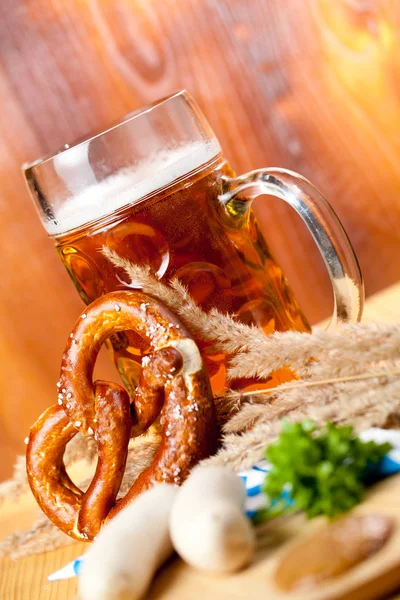 Bierkrug Brezel Und Würstchen Auf Holztisch — Stockfoto